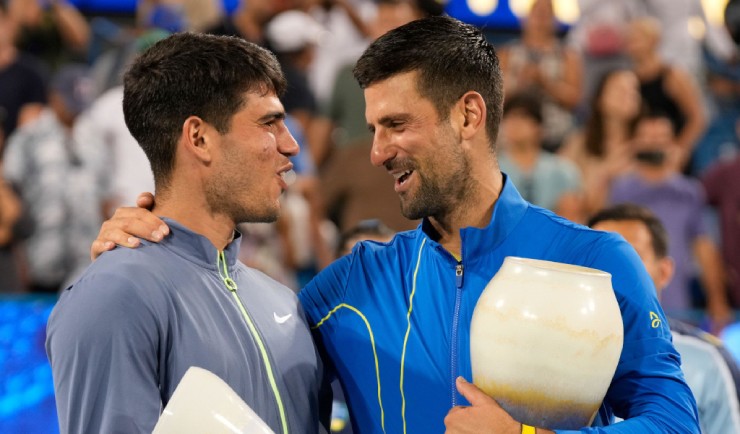 Alcaraz (bên trái) cần phải thay đổi nhiều hơn để có thể đánh bại Djokovic (phải)