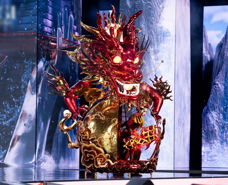 Đại diện Việt Nam tại&nbsp;Miss Grand International 2023 bước ra từ con rồng đỏ rực lửa.