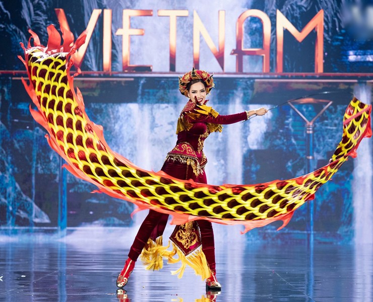 Hoàng Phương diễn trang phục dân tộc “Thiên Long” ấn tượng ở Miss Grand International 2023 - 8