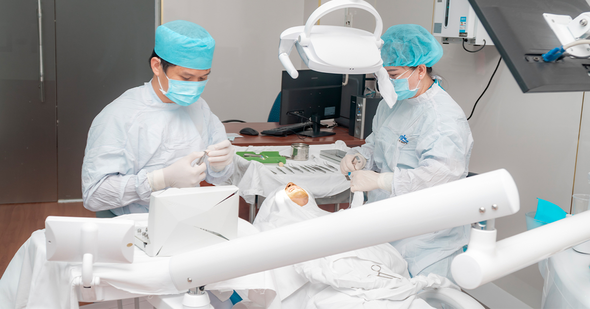 Bác sĩ Hoàng Nhân thực hiện cấy ghép Implant cho bệnh nhân bằng công nghệ MGuide 