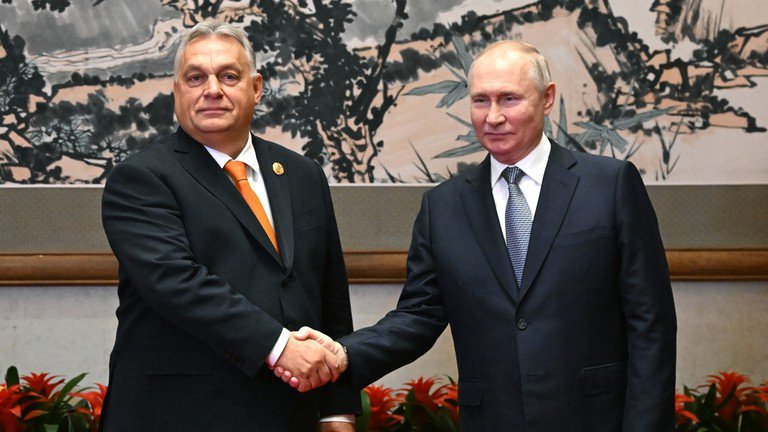 Ông Orban bắt tay ông Putin trong cuộc gặp hôm 17/10 (ảnh: RT)