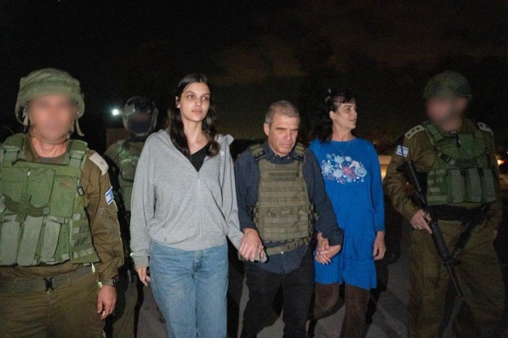 Hai phụ nữ bị nhóm Hamas bắt làm con tin được trả tự do ngày 20-10. Ảnh: CHÍNH PHỦ ISRAEL
