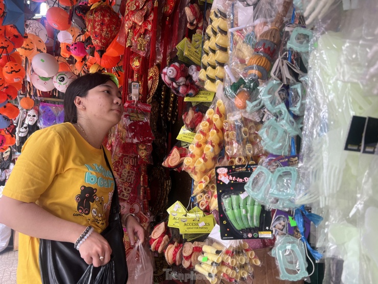 Khách hàng tìm mua đồ trang trí Halloween.