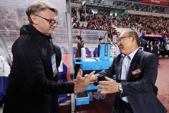 HLV Park Hang-seo bắt tay HLV Troussier trước trận Hàn Quốc gặp Việt Nam. Ảnh: Yonhap