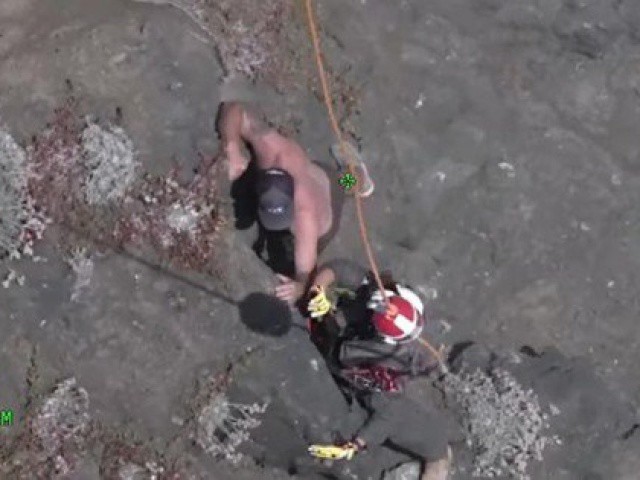 VIDEO: Hồi hộp cảnh cứu người leo núi bị kẹt trên vách đá