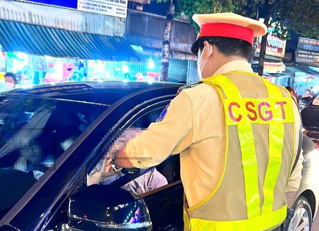 Công an tỉnh Bình Dương phối hợp Cục Cảnh sát giao thông kiểm tra nồng độ cồn người điều khiển phương tiện tham gia giao thông