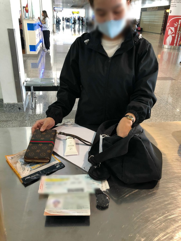 Sau khi kiểm tra, ngoài chiếc đồng hồ đeo tay, vị nữ khách này còn 1 chiếc đồng hồ trong túi. Ảnh: NIA.