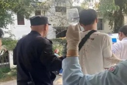 Phi thường - kỳ quặc - Leo núi để lên chùa cầu phúc, người đàn ông ngã từ độ cao 20m vẫn nhất quyết làm điều này rồi mới đi cấp cứu