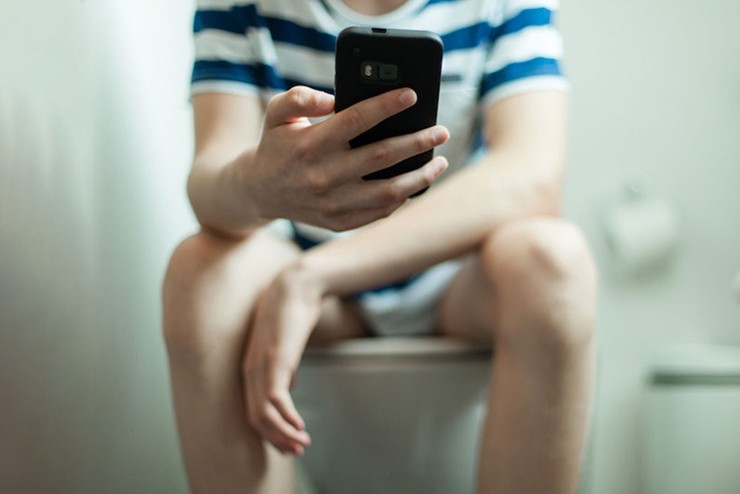 Hàng triệu người vẫn có thói quen mang điện thoại di động vào nhà&nbsp;vệ sinh.