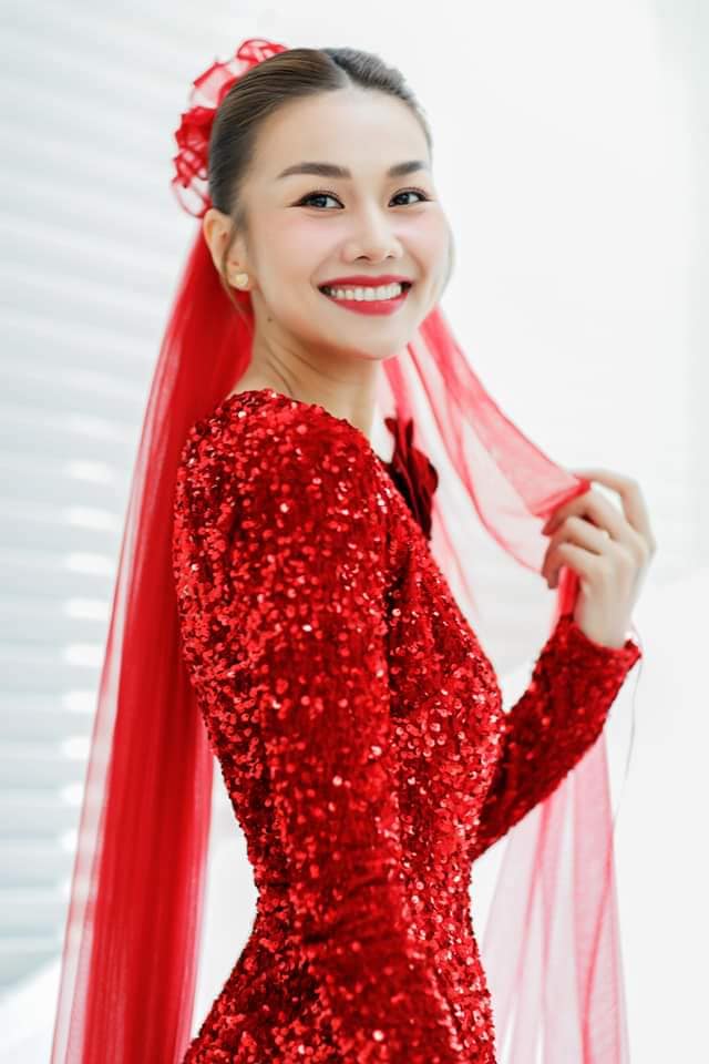 Thanh Hằng nền nã với áo dài đỏ trong ngày cưới, lấy cảm hứng từ chiếc áo của mẹ - 1
