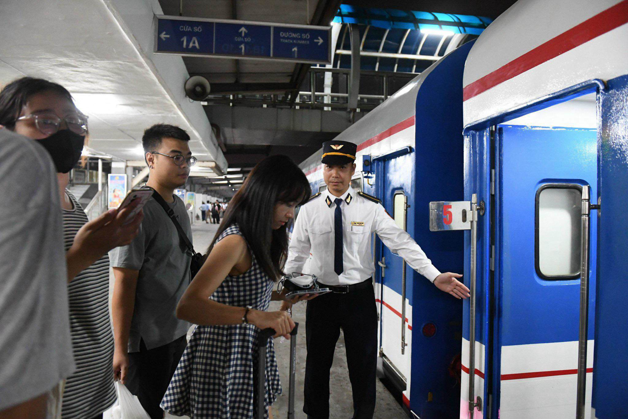 Tổng công ty Đường sắt Việt Nam cũng tuyển chọn đội ngũ tiếp viên trên tàu (trưởng tàu, nhân viên phục vụ) là những nhân viên có nhiều kinh nghiệm.