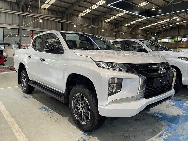 Mitsubishi Triton giảm giá "sập sàn" gần 200 triệu đồng tại đại lý