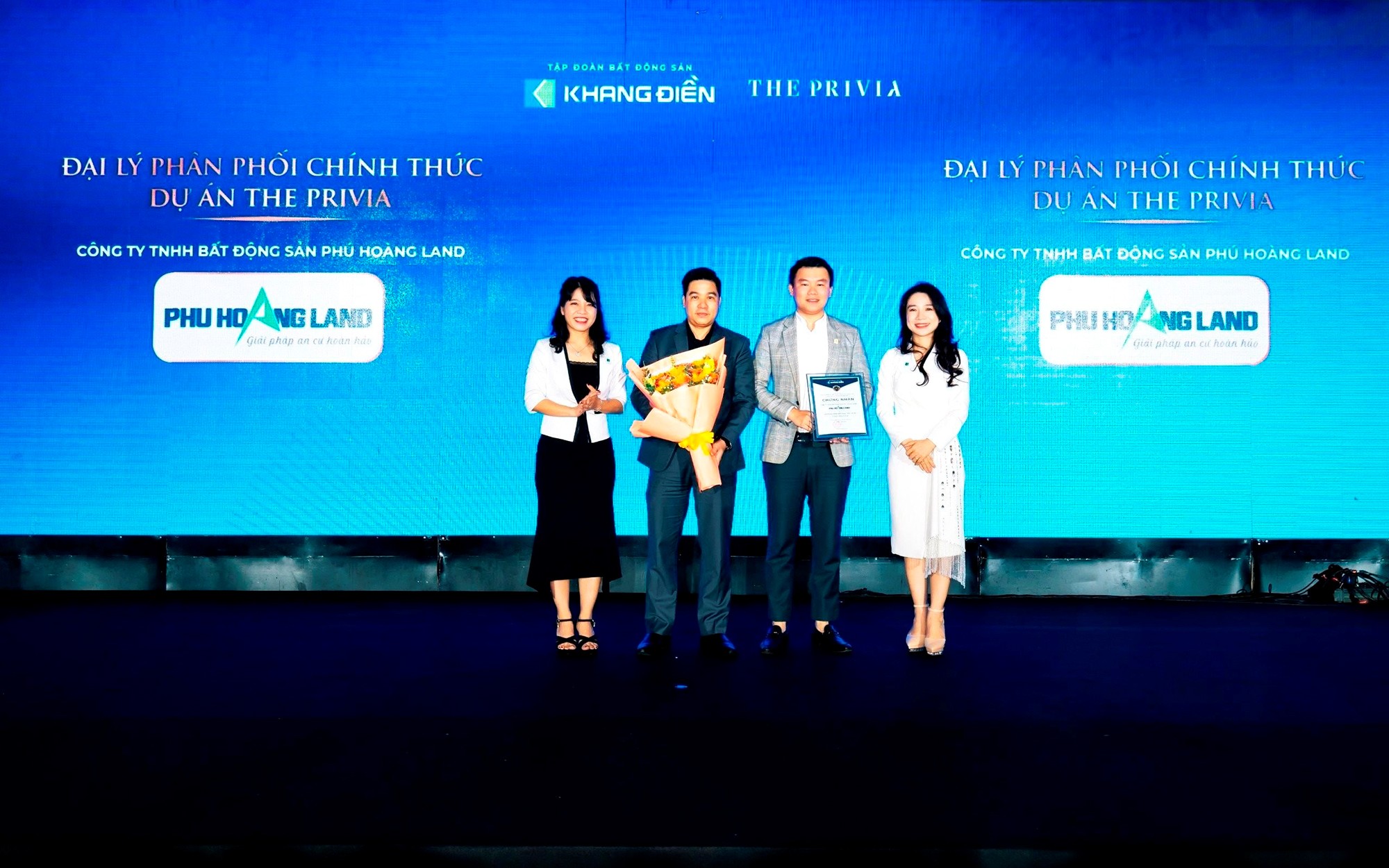 Đại diện Phú Hoàng Land nhận hoa và giấy chứng nhận Đại lý phân phối chính thức dự án The Privia