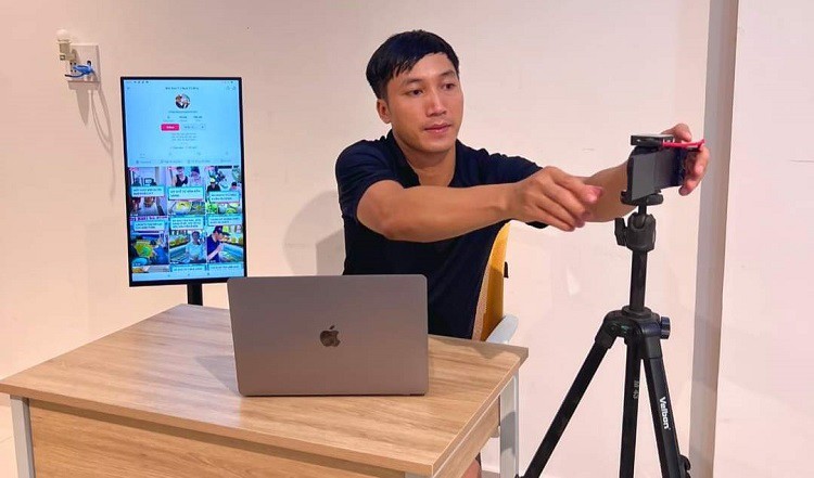 Anh Tùng cũng sở hữu kênh TikTok hàng triệu lượt theo dõi.