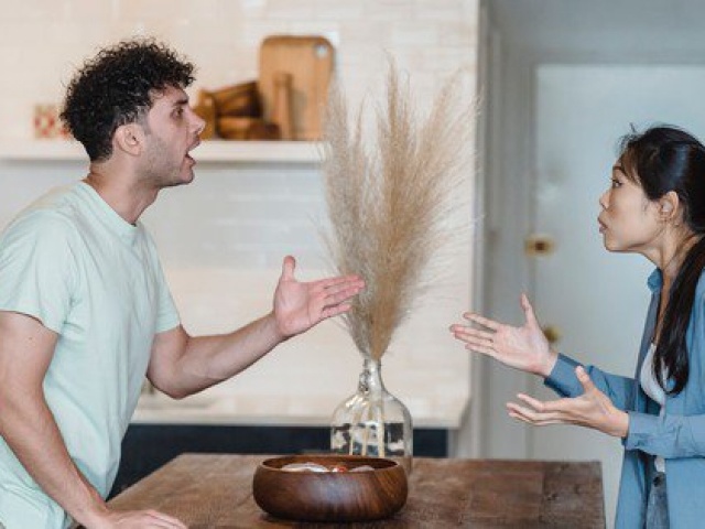 Bạn trẻ - Cuộc sống - Đi xem phim cùng chồng để hâm nóng tình cảm, hành động của anh ta ở rạp khiến vợ lập tức bỏ về