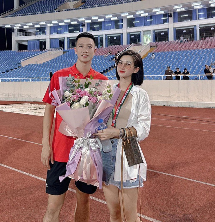 Cựu tiền vệ tuyển Việt Nam tặng vợ hot girl quà siêu to khủng lồ - 3