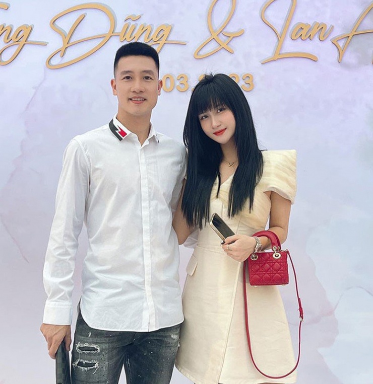 Cựu tiền vệ tuyển Việt Nam tặng vợ hot girl quà siêu to khủng lồ - 4