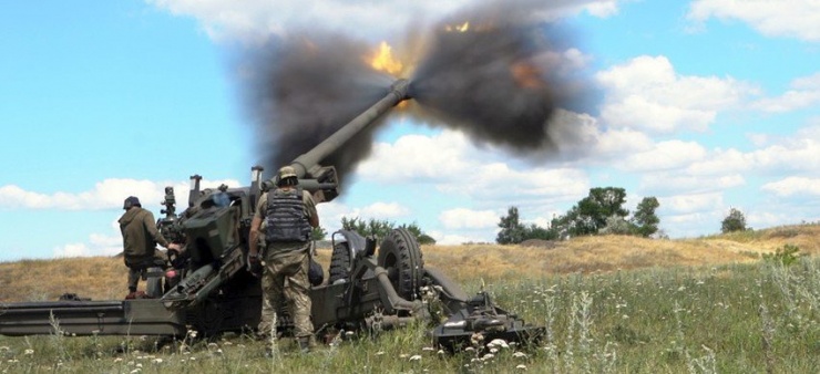 Binh sĩ Ukraine khai hỏa pháo kéo ở Đông Ukraine. Ảnh: READ ANNA OPARENIUK/ UKRINFORM/FUTURE PUBLISHING/GETTY IMAGES