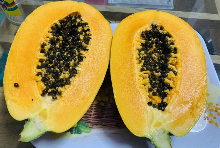 Giàu vitamin C, A và E, đu đủ có thể hỗ trợ tăng số lượng tiểu cầu. Ảnh: PHƯƠNG LÊ.