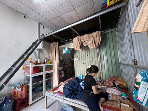 Mẹ con bà Nguyễn Thị Tuyết trong căn nhà nhỏ đã được sửa chữa