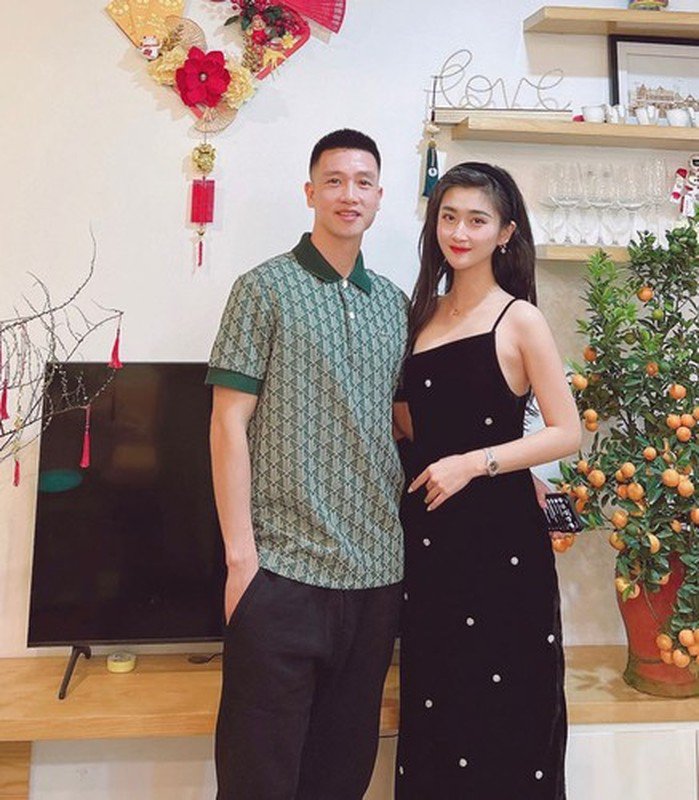 Cựu tiền vệ tuyển Việt Nam tặng vợ hot girl quà siêu to khủng lồ - 10