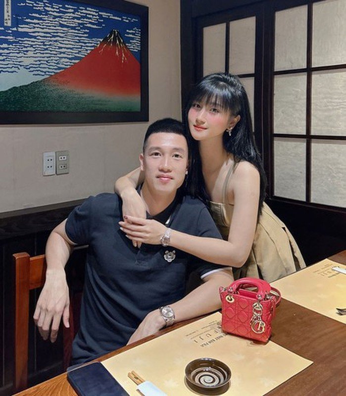 Cựu tiền vệ tuyển Việt Nam tặng vợ hot girl quà siêu to khủng lồ - 9