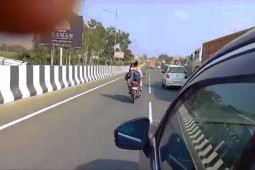 Video: Cô gái ngồi ngược ôm chặt bạn trai lái xe máy phóng như bay trên đường