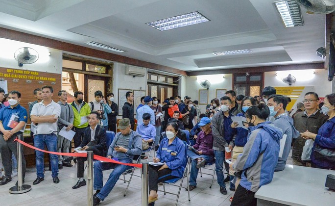 Rất đông người dân phải chờ đợi để được cấp Phiếu lý lịch tư pháp ở Sở Tư pháp Hà Nội hồi tháng 4-2023. Ảnh: Nguyễn Hải