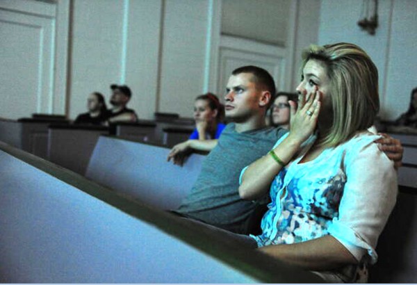 Virginia cùng bạn trai tại phiên tòa xét xử Walker.