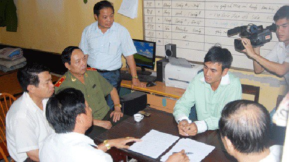 Công an lấy lời khai của Sơn (ảnh tư liệu)