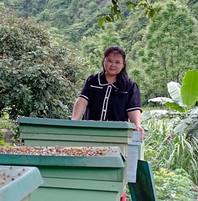 Ma Thị Kim Oanh bên các tổ ong