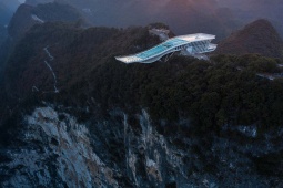 Kinh doanh - Công trình phủ kính nằm lơ lửng giữa biển mây, ai nấy đều "thót tim" khi lại gần