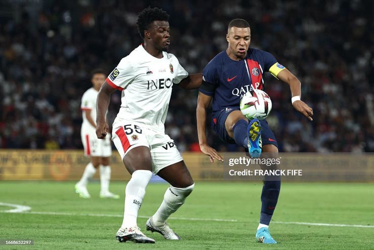 PSG (áo sẫm) tạm chiếm lại ngôi đầu Ligue 1
