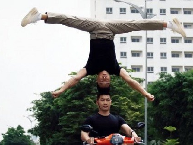 Tin tức trong ngày - Tin mới vụ "Hoàng tử Xiếc" Quốc Cơ - Quốc Nghiệp chồng đầu đi xe máy