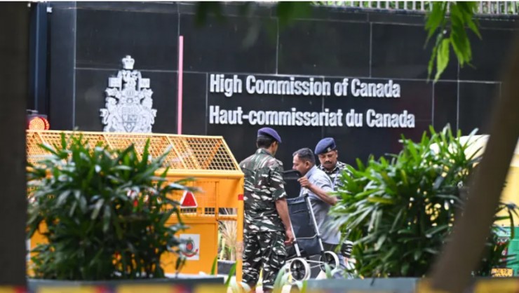 An ninh nghiêm ngặt được triển khai tại trụ sở Cao ủy Canada ngày 19-9 tại New Delhi (Ấn Độ). Ảnh: HINDUSTAN TIMES