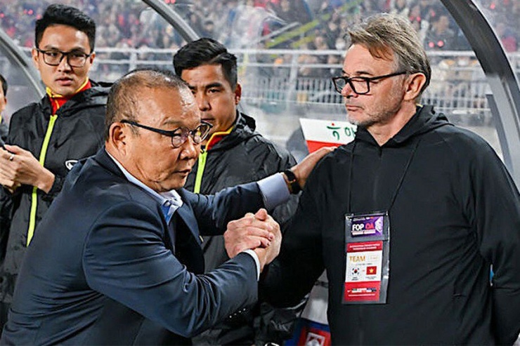 HLV Park Hang-seo gặp gỡ HLV Troussier tại trận Việt Nam giao hữu với Hàn Quốc. Ảnh: CTV