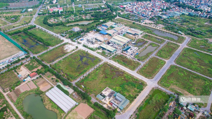 Theo ghi nhận của phóng viên, xung quanh khu vực trạm cấp nước này có một trạm bê tông, một sân golf và nghĩa trang với hàng trăm ngôi mộ.