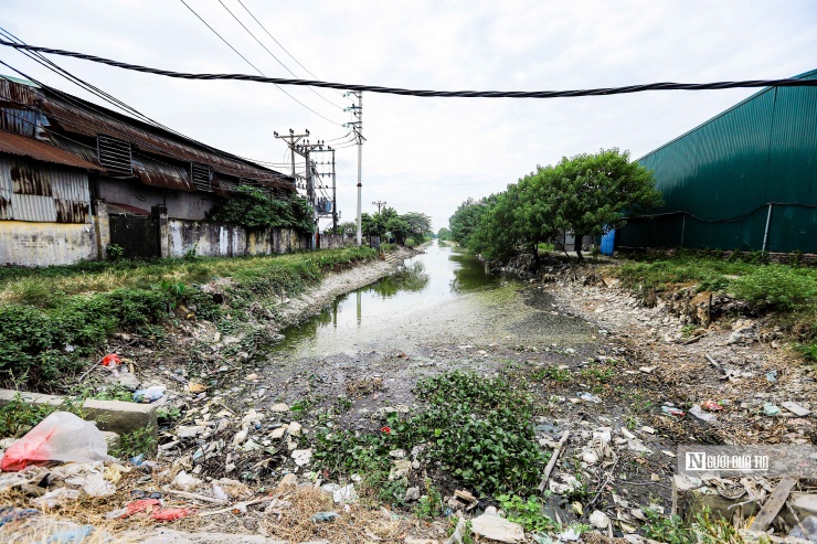 Dòng nước đen và bốc mùi hôi thối.