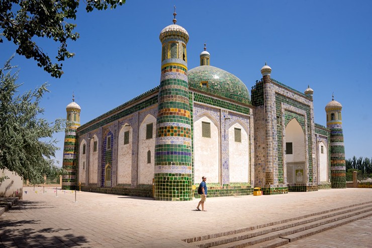 Chiêm ngưỡng lăng Afaq Khoja: Khu phức hợp lộng lẫy này là ví dụ điển hình nhất về kiến trúc Hồi giáo ở Tân Cương và là một trong những điểm tham quan Hồi giáo linh thiêng nhất của Trung Quốc. Lăng Afaq Khoja tráng lệ với gạch tráng men màu xanh lá cây, vàng và xanh lam đầy màu sắc, mái vòm mang phong cách Trung Á là điểm nổi bật rất đáng để ghé thăm. Đây là ngôi mộ của gia đình Abakh Khoja, người cai trị quyền lực của Kashgar trong thế kỷ 17.
