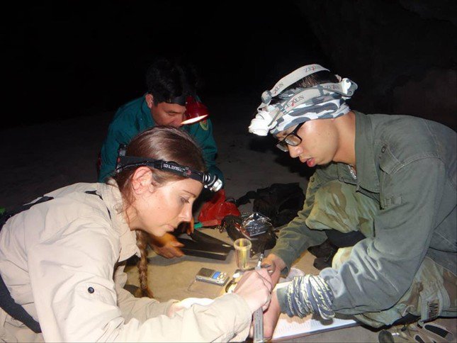 TS Ngô Ngọc Hải (bên phải) cùng chuyên gia nghiên cứu nước ngoài trong một chuyến khảo sát thực địa