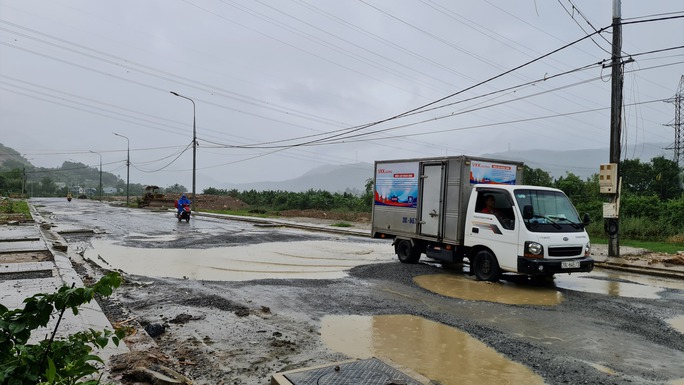 Dù chủ đầu tư tuyến ĐT601 là Ban Quản lý dự án đầu tư xây dựng các công trình giao thông Đà Nẵng đã làm xong vỉa hè, đường cống thoát nước, trồng cây xanh nhưng đoạn đường này chưa được rải thảm nhựa. Người dân cho hay, mưa lớn vừa qua có nơi ngập sâu cả mét khiến việc đi lại, sinh hoạt vô cùng nguy hiểm, khó khăn