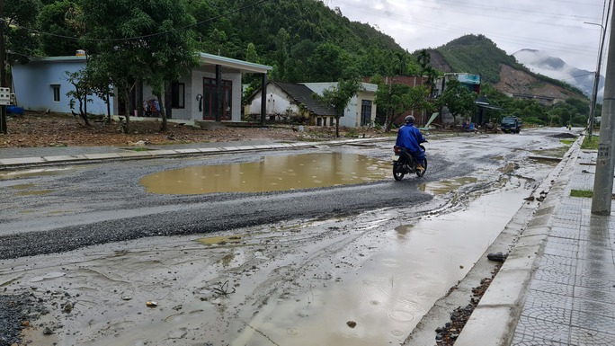 Tại khu vực thôn Quan Nam 3, hơn 300 mét tuyến đường thậm chí chỉ mới lu lèn, chưa thảm nhựa