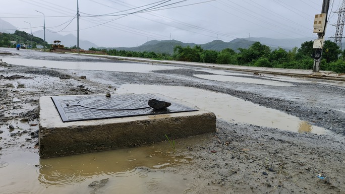 Hệ quả, nền đường còn cách miệng cống hàng chục cm. Mặt bằng tuyến đường thấp hơn các dự án xung quanh cả mét. Khi có mưa, đoạn đường ngập lụt nghiêm trọng