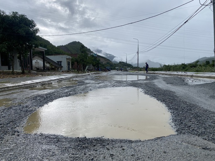 Có nhà sát cạnh tuyến ĐT601, ông Võ Thành (trú thôn Quan Nam 3, xã Hòa Liên) cho biết đã chứng kiến hàng chục vụ học sinh, công nhân đi qua tuyến này gặp tai nạn. “Tai nạn nhẹ có, nặng có. Nhiều lần công an, cứu thương phải đến để xử lý. Tuyến đường làm mãi không xong. 3 năm rồi”, ông Thành than thở