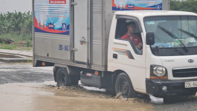 Dự án nâng cấp, cải tạo tuyến ĐT601 có chiều dài 35,681km, khởi công tháng 5-2020. Tháng 10-2022, dự án được điều chỉnh bổ sung với tổng mức đầu tư hơn 700 tỉ đồng. Theo kế hoạch, dự án hoàn thành vào tháng 9-2022 nhưng đến nay vẫn còn nham nhở, người dân 3 năm qua phải chịu cảnh nắng bụi mưa bùn, ngập lụt tứ phía