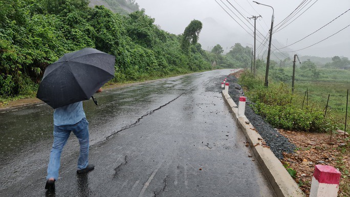 Không chỉ nguyên nhân từ việc chậm trễ tiến độ dự án, mưa lũ những ngày qua cũng làm tuyến đường ĐT601 vừa mới thi công xong, chưa nghiệm thu sạt lở, lún sụt ta luy, nền đường