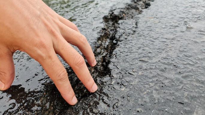 Sau trận mưa lớn giữa tháng 10 vừa qua, nhiều đoạn đường bị nước cuốn trôi gây đứt gãy, sạt lở, tiềm ẩn nguy cơ mất an toàn giao thông. Đáng nói, ĐT601 hư hỏng trong khi vẫn đang trong thời gian xây dựng, chưa chính thức khánh thành, bàn giao