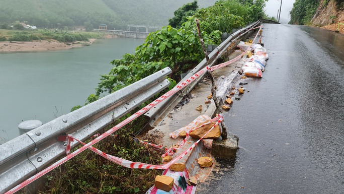 ĐT601 đoạn qua thôn Phò Nam (xã Hòa Bắc, huyện Hòa Vang) bị sụt lún phần taluy âm ven sông