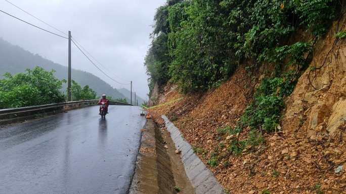 Phần taluy dương gần khu vực đập dâng Nam Mỹ (xã Hòa Bắc) cũng bị sạt lở, chực chờ rơi xuống lòng đường