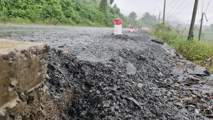 Trong khi đó, Ban Quản lý dự án đầu tư xây dựng các công trình giao thông Đà Nẵng cho hay, cuối tháng 8-2023, đơn vị đã tập trung máy móc, thiết bị để rải đá cấp phối, chờ thảm nhựa. Tuy nhiên, việc thi công bị người dân cản vì chưa giải quyết ổn thỏa chính sách đền bù GPMB. Mưa lớn thời gian qua khiến phần thảm đá cấp phối bị hư hỏng. Hiện đơn vị đang lên kế hoạch sửa chữa, phấn đấu đến cuối năm 2023 hoàn thiện toàn tuyến ĐT601